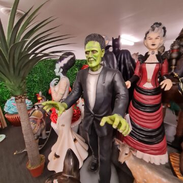 FIBRE-GLASS ANIMALS 4 SALE OZ-PEOPLE. WATCH VIDEOS